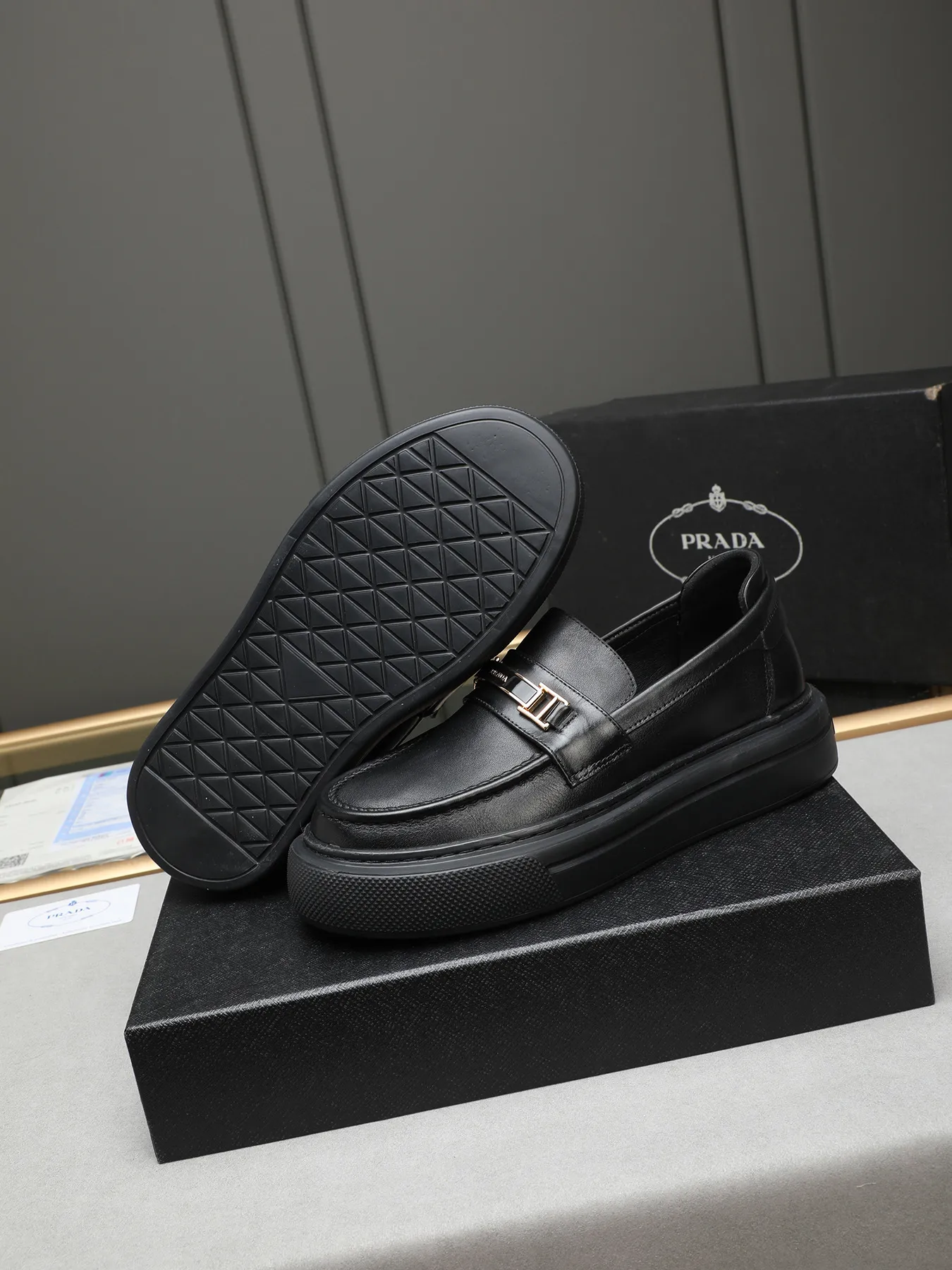 Men's Men's Shoes 💰500 Prada/Prada Men's new casual shoes, this upper is made of imported calfskin + sheep lining! The outsole is made of non-slip foam outsole, which feels good on your feet and is a fashionable and stylish item!  Size: 38-44 (45 customized)